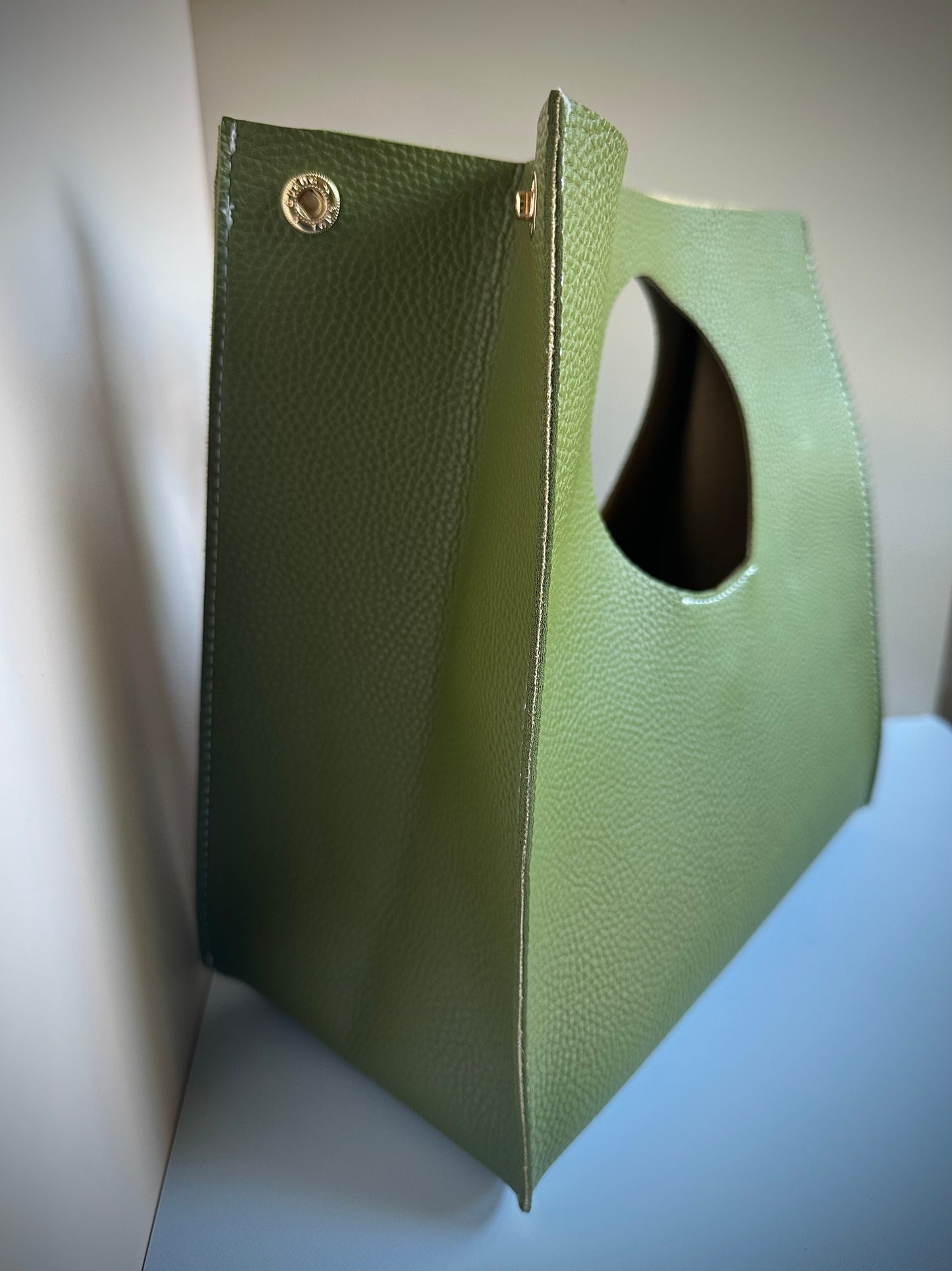 Anthurium Minimalist Bucket Bag